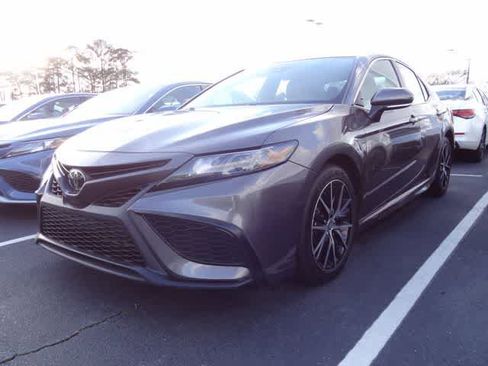 Used 2024 Toyota Camry SE image 1