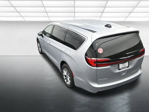 New 2026 Chrysler Pacifica Select image 14