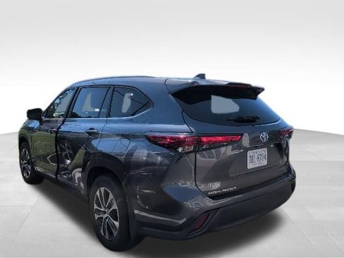 Used 2023 Toyota Highlander XLE FWD image 6