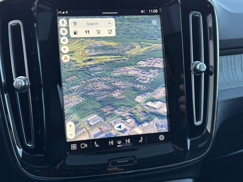 Used 2024 Volvo XC40 B5 Plus image 23