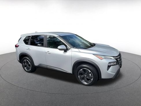 Used 2025 Nissan Rogue SV AWD/4WD image 2