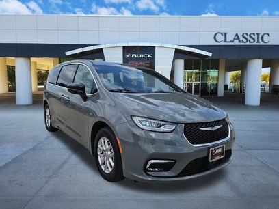 Used 2025 Chrysler Pacifica Select