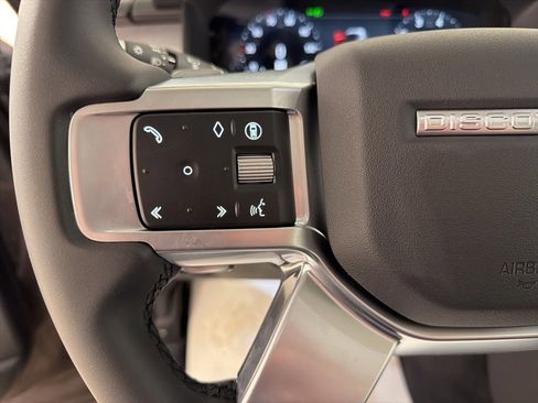 Used 2025 Land Rover Discovery Dynamic SE image 12