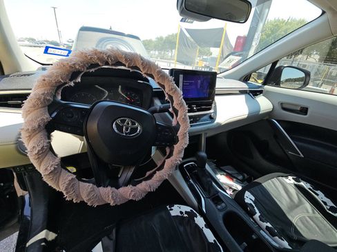 Used 2024 Toyota Corolla Cross L FWD image 5