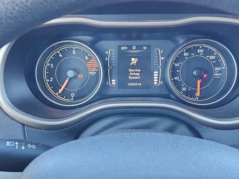 Used 2016 Jeep Cherokee Sport image 16