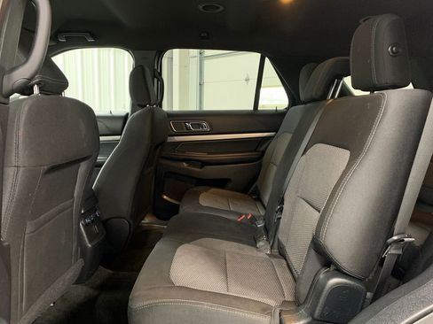Used 2018 Ford Explorer XLT image 16
