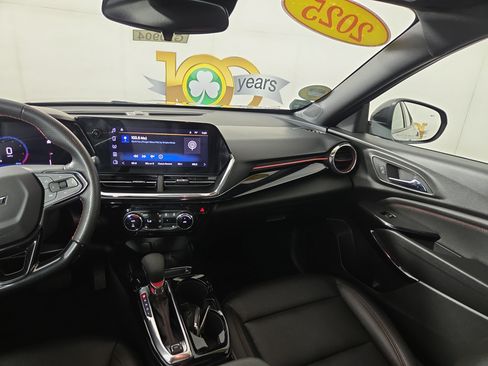 Used 2025 Chevrolet Trax RS w/ Sunroof Package FWD image 24