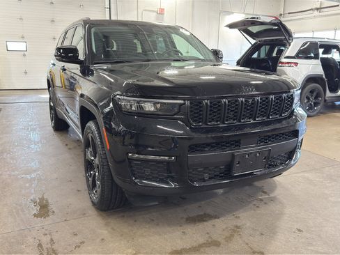 Used 2023 Jeep Grand Cherokee L Limited w/ Luxury Tech Group II AWD/4WD image 3