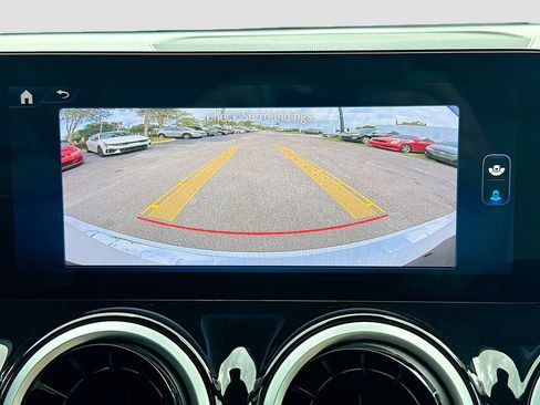Used 2025 Mercedes-Benz GLB 250 4MATIC image 14