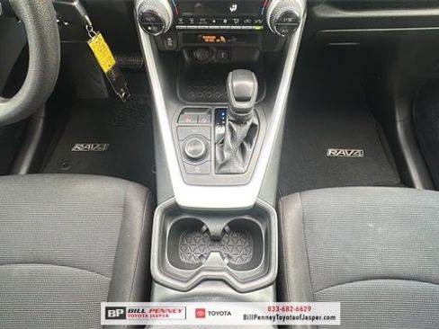 Used 2020 Toyota RAV4 LE image 9