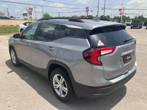 Used 2024 GMC Terrain SLE w/ Driver Convenience Package FWD image 5