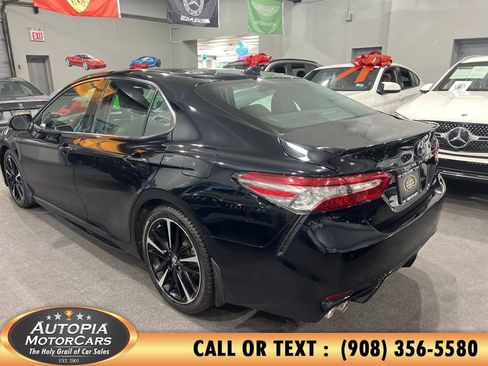 Used 2018 Toyota Camry XLE FWD image 4