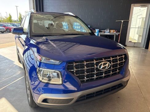 Used 2024 Hyundai Venue SEL FWD image 2