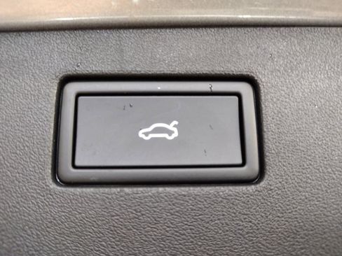 New 2025 Volkswagen Tiguan SE image 17