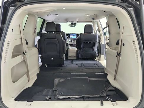 Used 2023 Chrysler Pacifica Touring-L FWD image 20