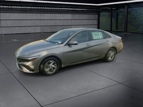 Used 2026 Hyundai Elantra SE image 4