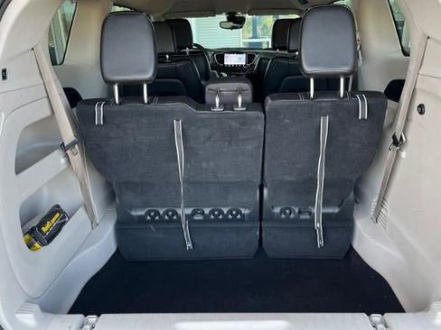 Used 2023 Chrysler Pacifica Touring-L FWD image 21