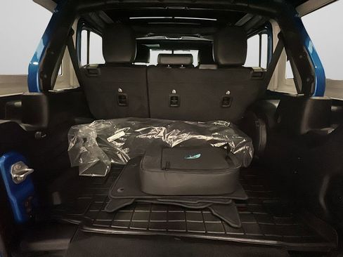 Used 2022 Jeep Wrangler Unlimited Sahara w/ Cold Weather Group image 17