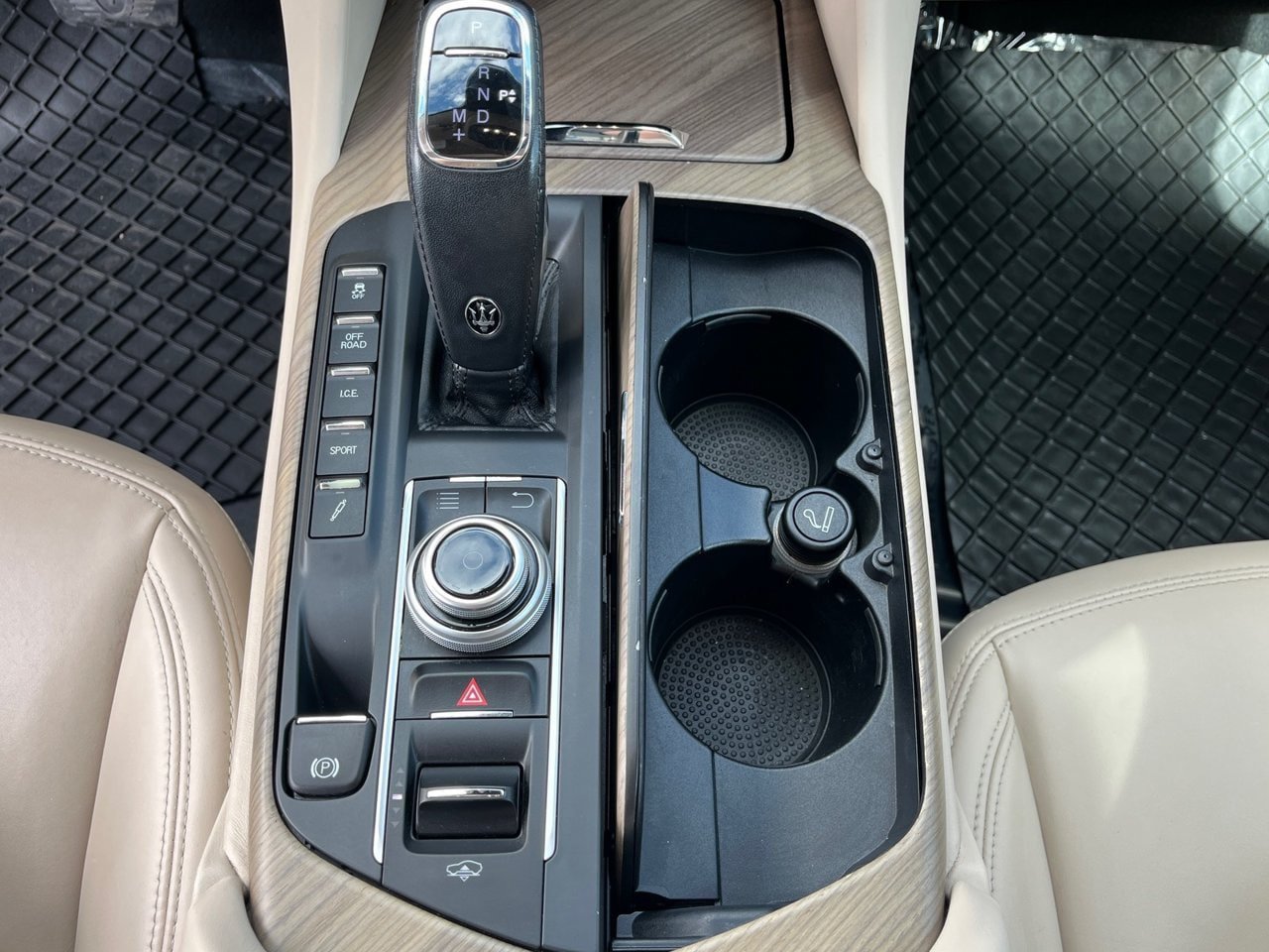 Used 2019 Maserati Levante GranLusso AWD/4WD image 27