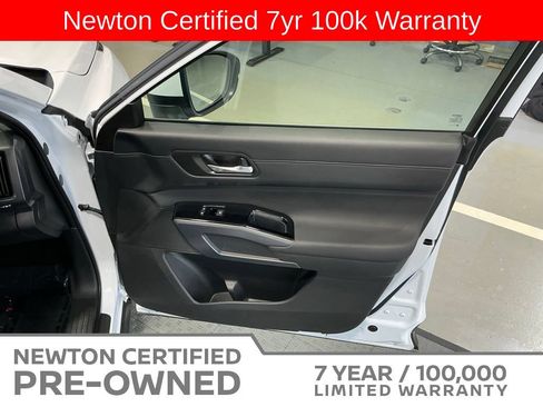 Used 2025 Nissan Pathfinder SL FWD image 43