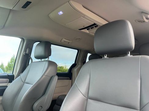 Used 2012 Volkswagen Routan SE FWD image 18