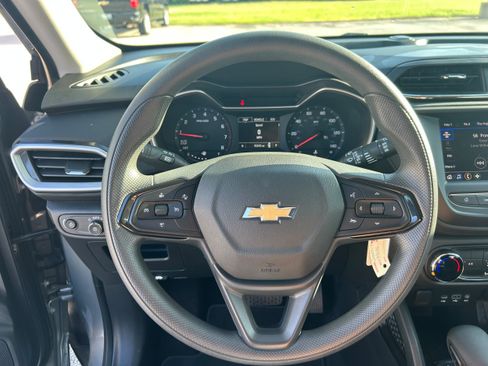 Used 2023 Chevrolet TrailBlazer LS FWD image 11
