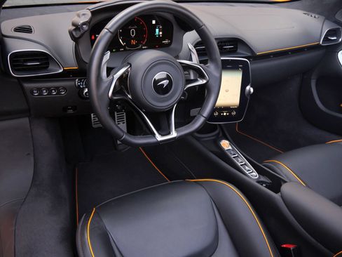 Used 2025 McLaren Artura Spider RWD image 8