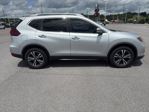 Used 2020 Nissan Rogue SV w/ Premium Package FWD image 3