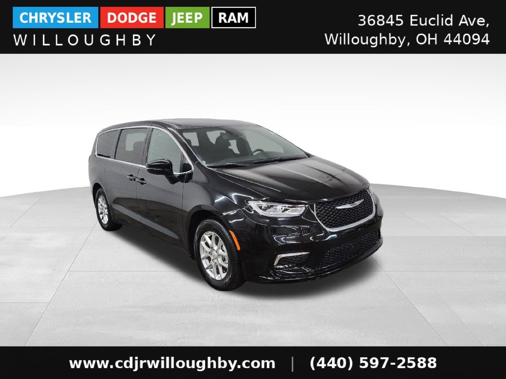 Used 2026 Chrysler Pacifica Select FWD image 3