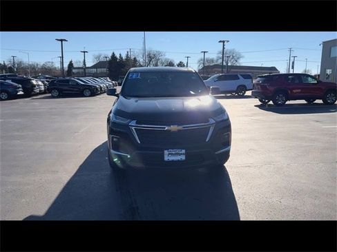 Used 2023 Chevrolet Traverse LS image 3