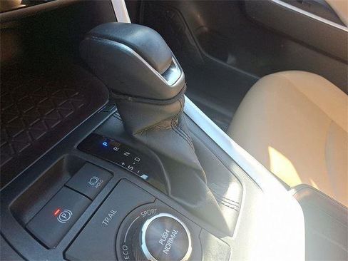 Used 2021 Toyota RAV4 Limited image 13