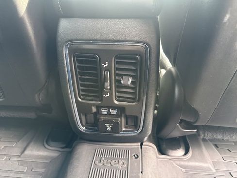 Used 2022 Jeep Grand Cherokee Limited image 29