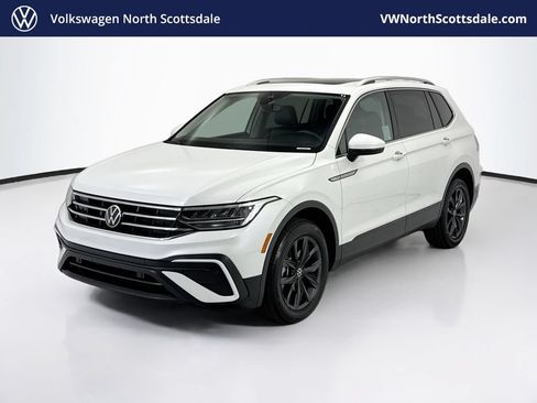 Used 2023 Volkswagen Tiguan SE w/ Panoramic Sunroof Package FWD image 1