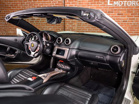 Used 2014 Ferrari California image 35