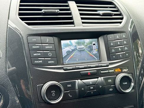 Used 2018 Ford Explorer XLT AWD/4WD image 17