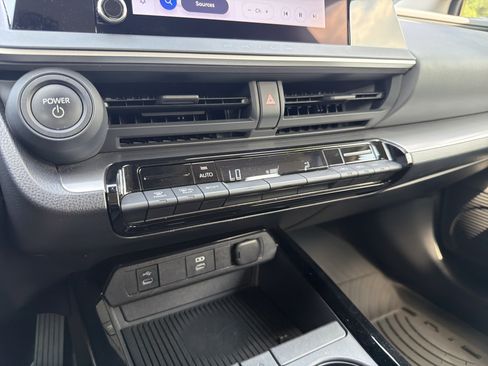 Certified 2024 Toyota Prius LE FWD image 8