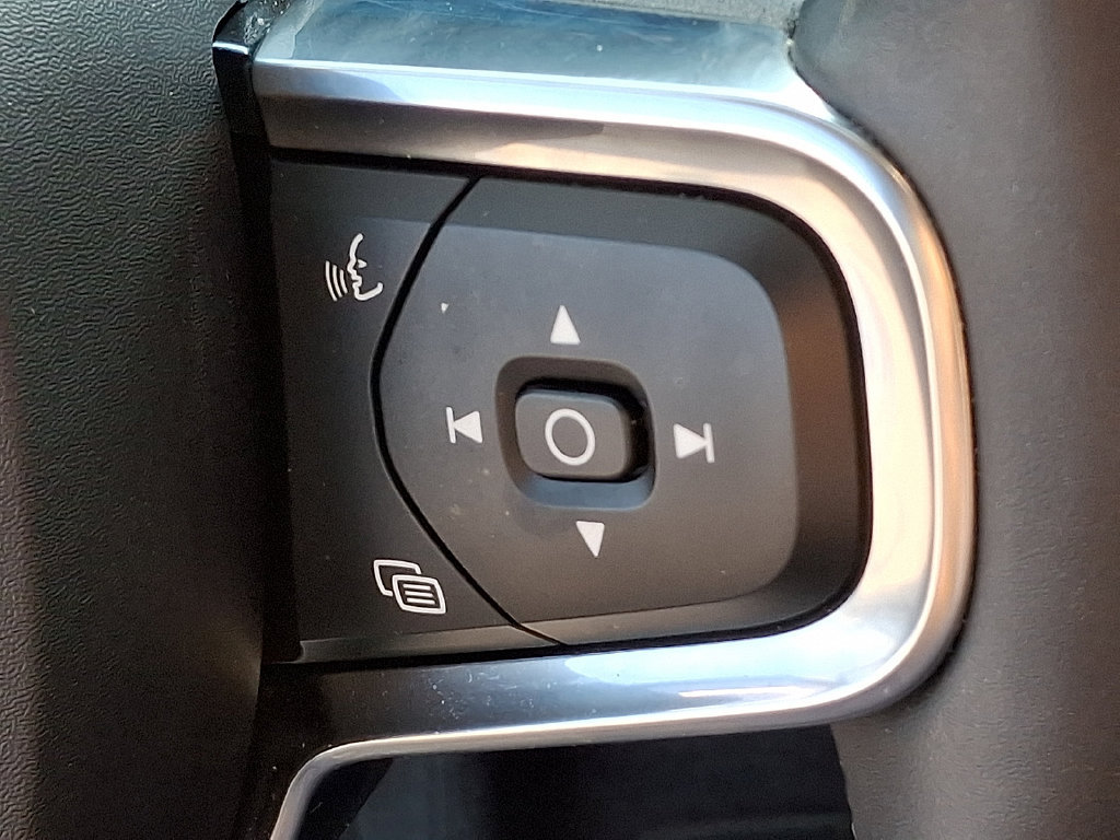 Certified 2025 Volvo XC40 B5 Plus AWD/4WD image 24
