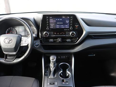 Used 2022 Toyota Highlander LE image 16