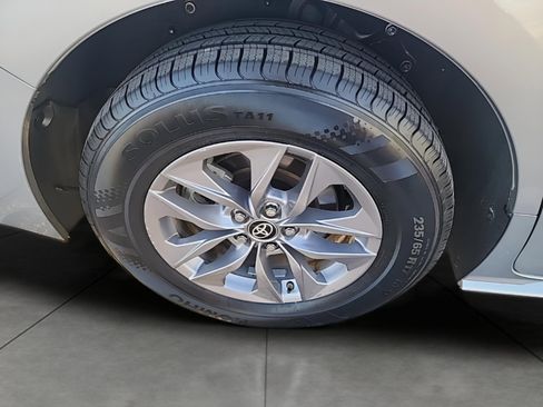 Used 2025 Toyota Sienna LE image 12