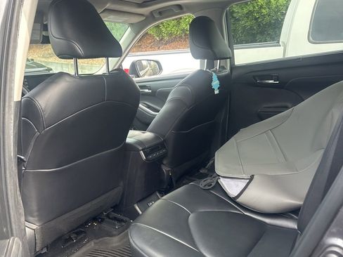 Used 2022 Toyota Highlander XLE image 9