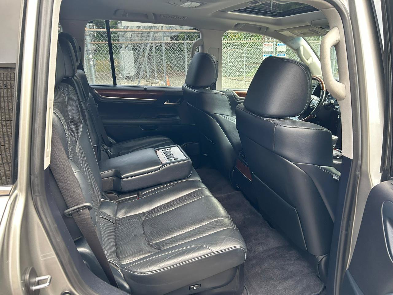 Used 2016 Lexus LX 570 4WD w/ Luxury Package image 18