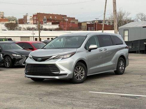 Used 2023 Toyota Sienna LE FWD image 1