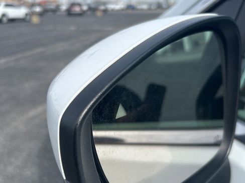 Used 2023 Chrysler Pacifica Touring-L FWD image 23