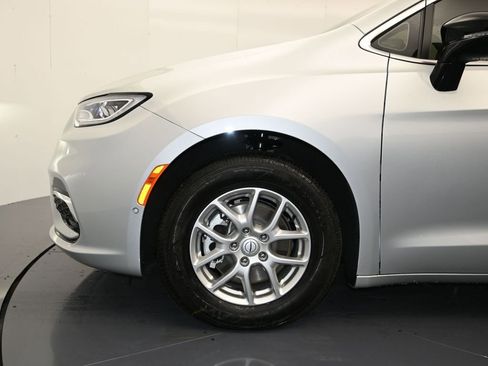 New 2026 Chrysler Pacifica Select image 10