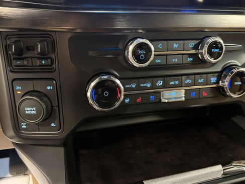 Used 2024 Ford F350 Lariat w/ Lariat Ultimate Package AWD/4WD image 13