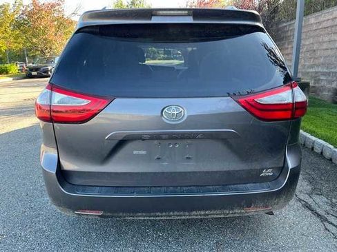 Used 2017 Toyota Sienna LE image 5