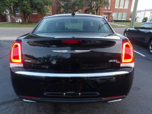 Used 2016 Chrysler 300 C image 4
