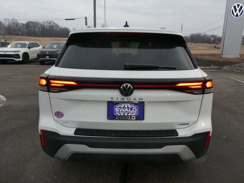 New 2026 Volkswagen Tiguan SE image 17
