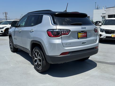 Used 2025 Jeep Compass Limited AWD/4WD image 4