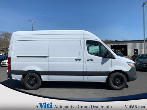 Used 2025 Mercedes-Benz Sprinter 2500 image 9
